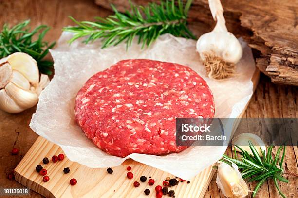 Hamburger Di Manzo Crudo - Fotografie stock e altre immagini di Aglio - Alliacee - Aglio - Alliacee, Bianco, Carne