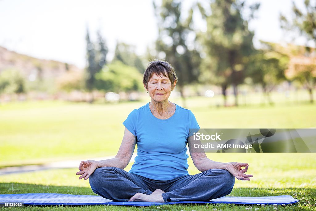 Starszy kobieta praktykowania jogi - Zbiór zdjęć royalty-free (70-79 lat)