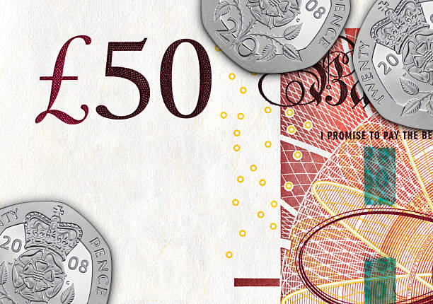 20 пенсов монет на счет в размере 50 фунтов стерлингов - twenty pence coin стоковые фото и изображения