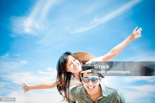 Photo libre de droit de Homme Donnant Femme Ride À Porter Sur Le Dos Sur La Plage banque d'images et plus d'images libres de droit de Asie