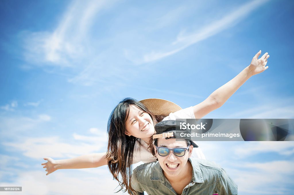 Homem dando mulher levando na praia. - Foto de stock de Asiático e indiano royalty-free