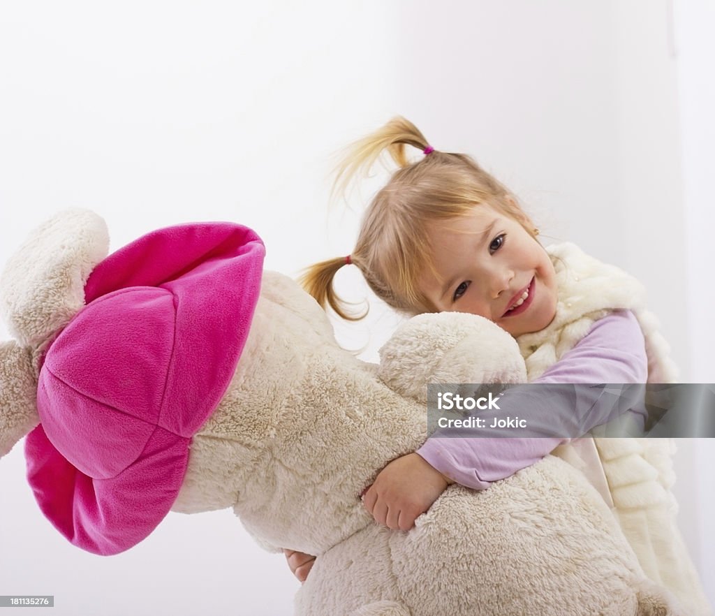 Little girl Abrazos su Osito de peluche. - Foto de stock de 2-3 años libre de derechos