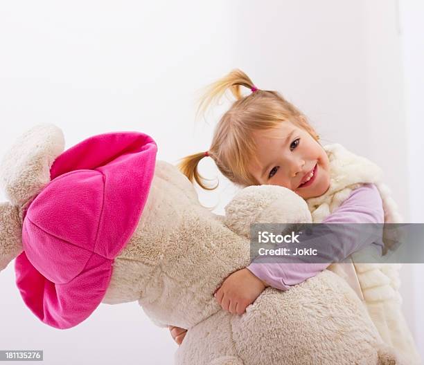 Little Girl Abrazos Su Osito De Peluche Foto de stock y más banco de imágenes de 2-3 años - 2-3 años, Fondo blanco, Niñas