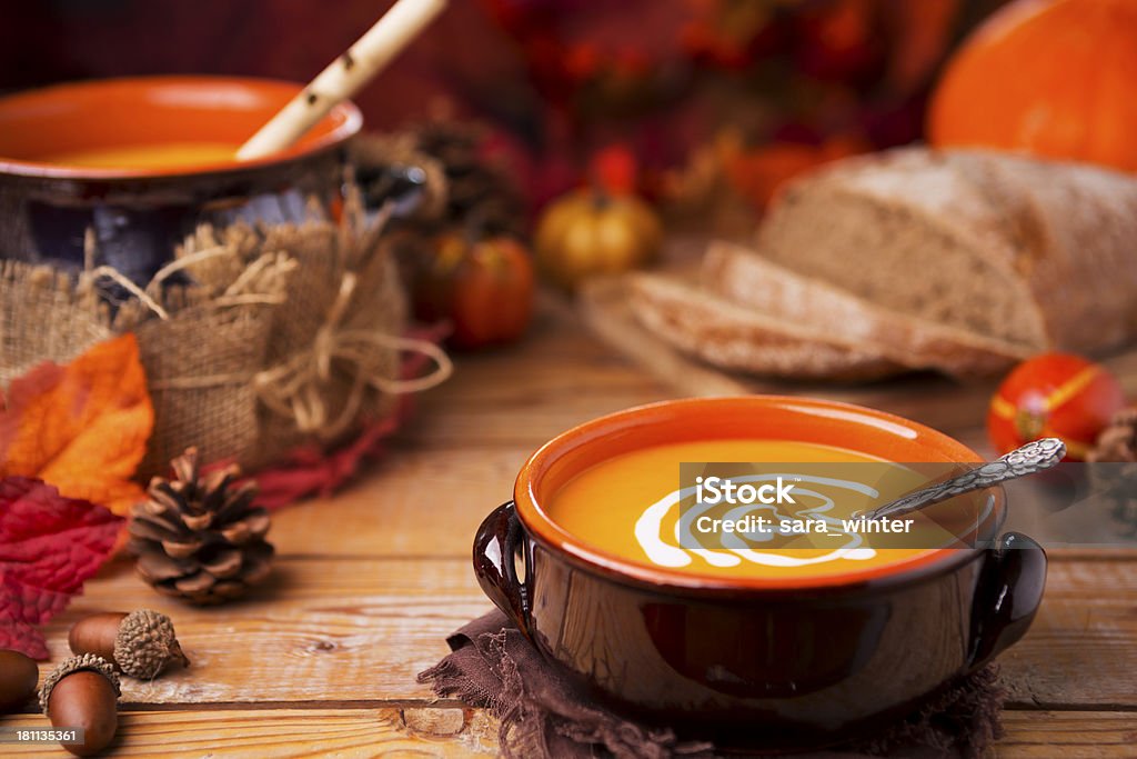 Crema di zuppa di zucca su tavolo rustico - Foto stock royalty-free di Alimentazione sana
