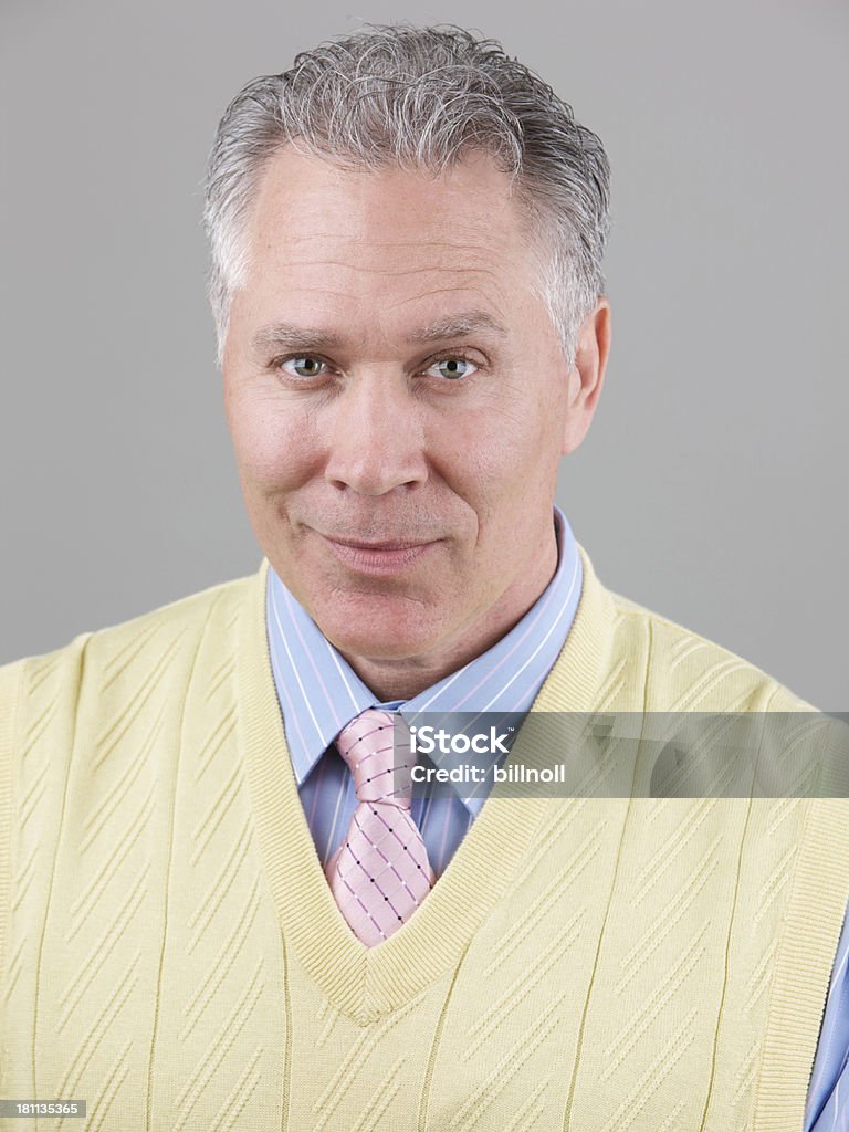 Moyen age homme souriant avec Veste jaune - Photo de 40-44 ans libre de droits