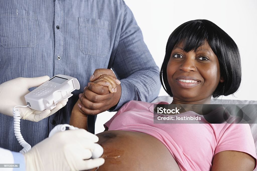 幸せなアフリカ系アメリカ人の女性が、Foetal ドップラー/出生前の評価 - アフリカ民族のロイヤリティフリーストックフォト