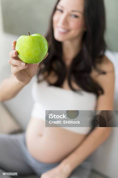 Mulher Grávida Segurando A Maçã Verde - Fotografias de stock e mais imagens de Adulto - Adulto, Alimentação Saudável, Apartamento