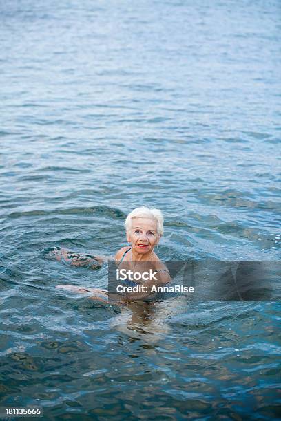 Starszy Kobieta Zaproszeniem Do Pływania - zdjęcia stockowe i więcej obrazów Morze - Morze, Pływać, Senior