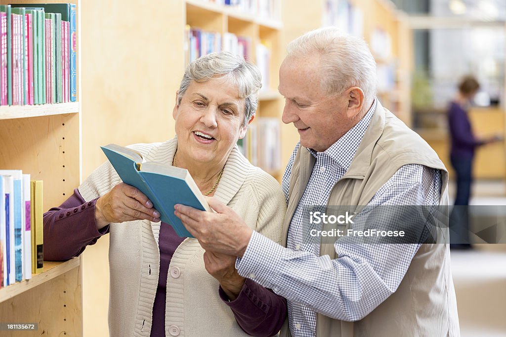 ハッピーな年配のカップルと書籍 - 2人のロイヤリティフリーストックフォト