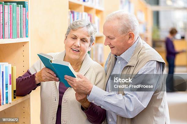 Foto de Feliz Casal Sênior Com Livros e mais fotos de stock de Adulto - Adulto, Adulto maduro, Aposentadoria