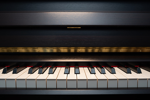 photo of an old wooden piano.