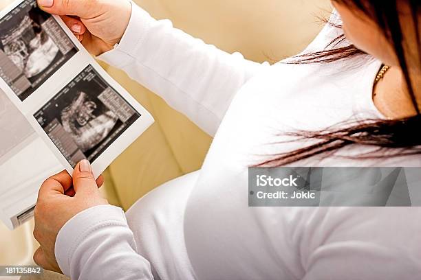 W Ciąży Trzyma Sonogram Jej Nienarodzonego Dziecka - zdjęcia stockowe i więcej obrazów Badanie