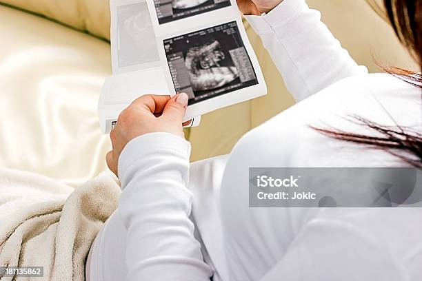 Grávida Segurando Um Sonogram Do Seu Feto - Fotografias de stock e mais imagens de Documento Imprimido do Computador - Documento Imprimido do Computador, Ecografia, Segurar