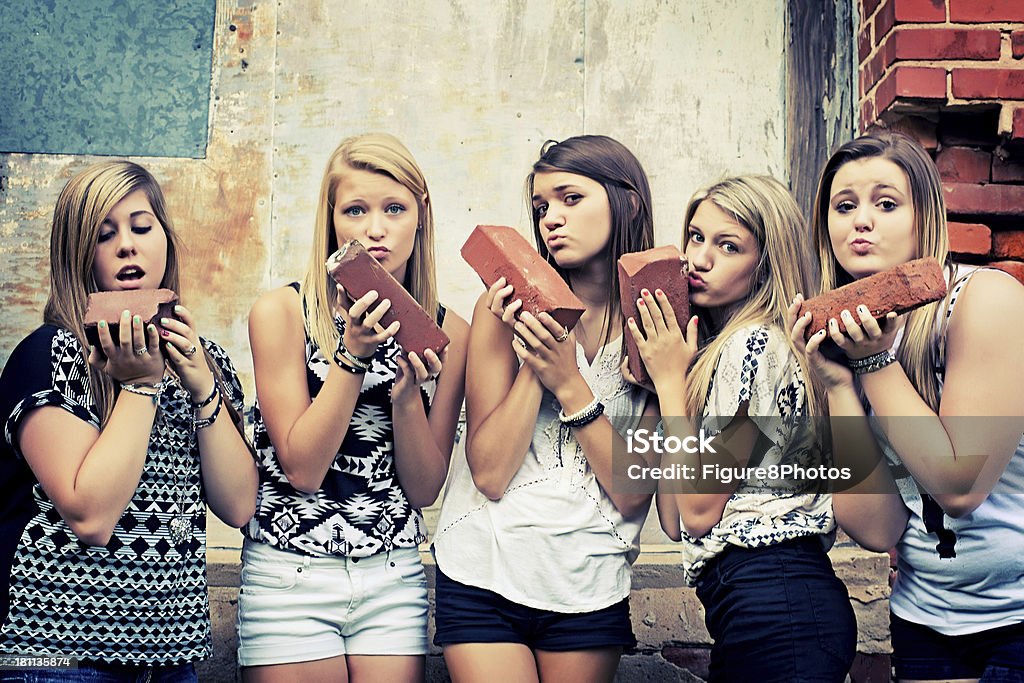 Chica adolescente con cara jocosa - Foto de stock de 14-15 años libre de derechos