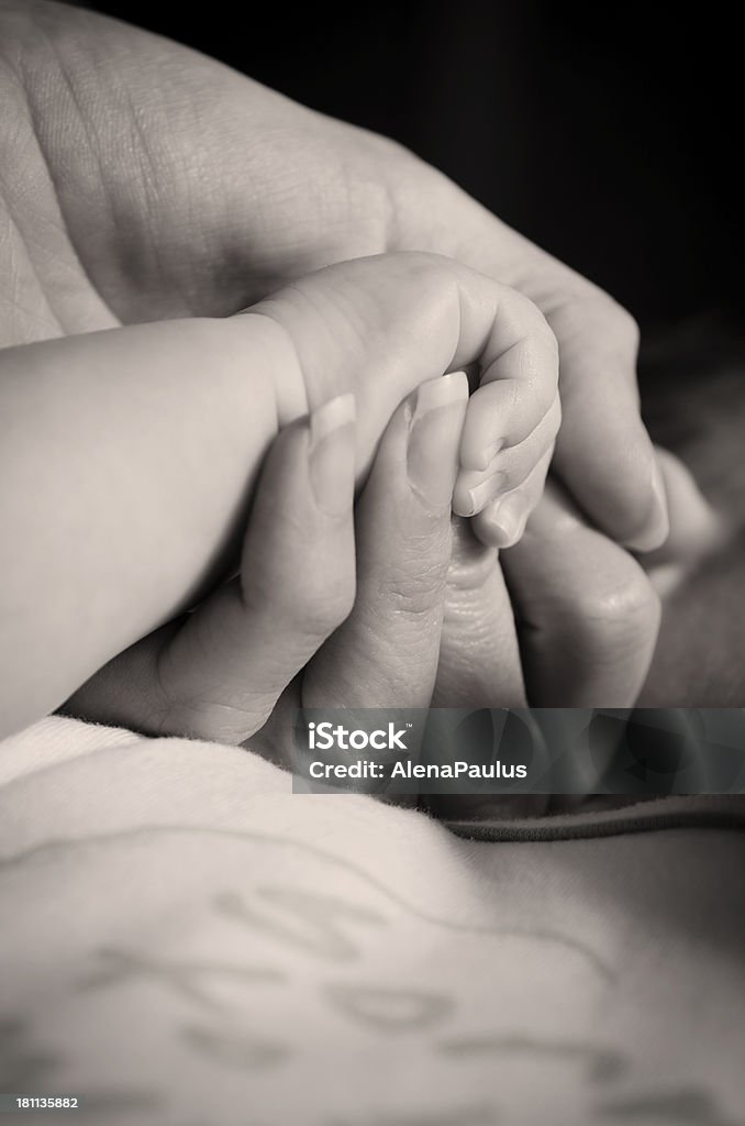 Mãe segurando bebê de Mão - Royalty-free 0-11 Meses Foto de stock