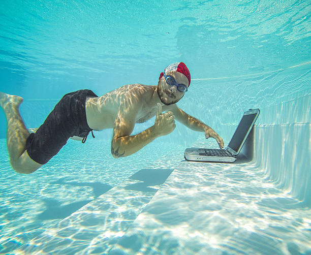 homem usando um laptop debaixo d'água - bubble swimming pool water underwater - fotografias e filmes do acervo