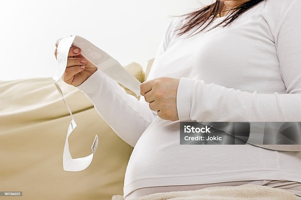 妊娠ながら彼女の子 sonogram unborn ます。 - コンセプトのロイヤリティフリーストックフォト