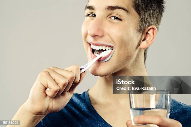 歯みがき - グラスのストックフォトや画像を多数ご用意 - グラス, 歯みがき, 水