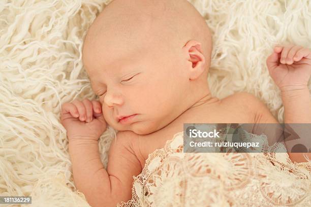 Recém Nascido Baby - Fotografias de stock e mais imagens de 0-11 Meses - 0-11 Meses, Bebé, Beleza