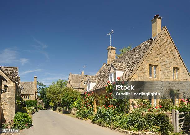 Cotswold Village Street - zdjęcia stockowe i więcej obrazów Stanton - Stanton, Anglia, Antena