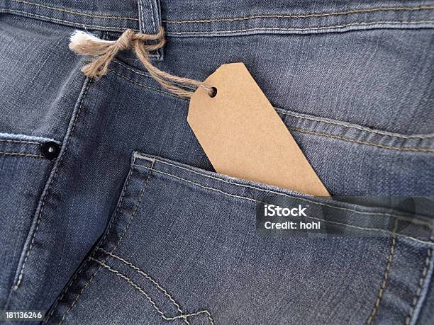 Photo libre de droit de Jeans Avec Étiquette De Prix Vide banque d'images et plus d'images libres de droit de Bleu - Bleu, Bordure, Carte de voeux et d'anniversaire