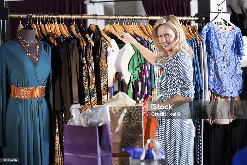 Mujer en tienda de ropa - Foto de stock de 40-49 años libre de derechos