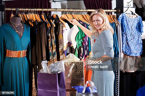 Mujer En Tienda De Ropa Foto de stock y más banco de imágenes de 40-49 años - 40-49 años, 45-49 años, Actividad comercial