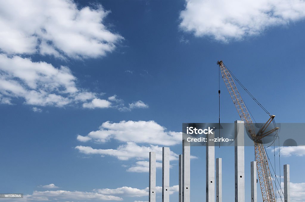 Grúa de la construcción en un sitio de - Foto de stock de Aire libre libre de derechos