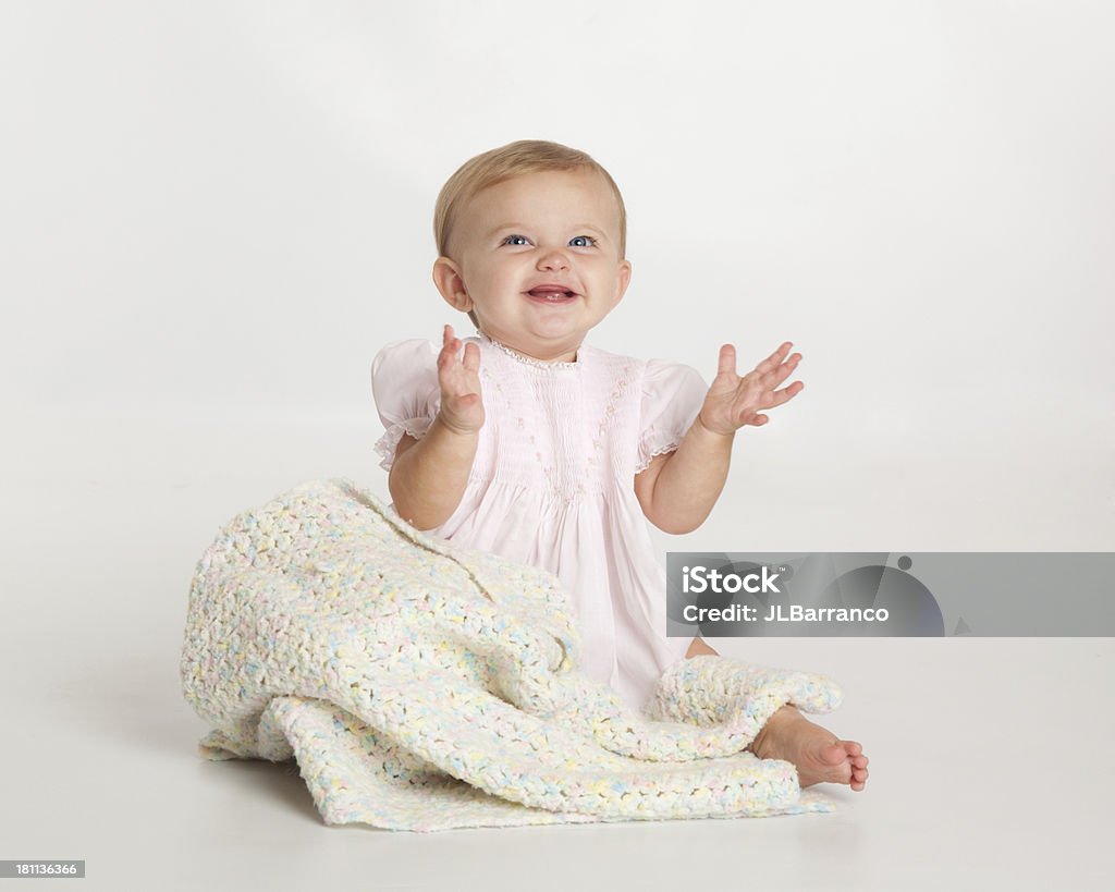 Piękne dziecko dziewczynka uśmiech i Klaskać ręce - Zbiór zdjęć royalty-free (6 - 11 miesięcy)