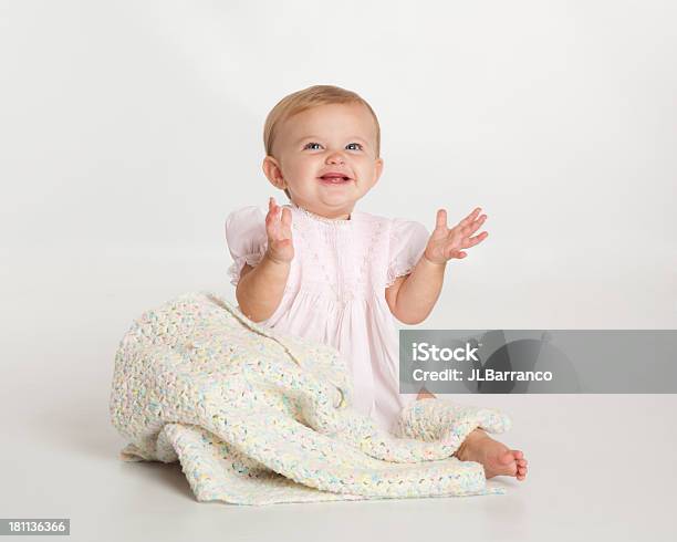 Piękne Dziecko Dziewczynka Uśmiech I Klaskać Ręce - zdjęcia stockowe i więcej obrazów 6 - 11 miesięcy - 6 - 11 miesięcy, Klaskać, Niemowlę
