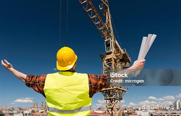 Bauarbeiter Der Kommunikation Mit Crane Operator Stockfoto und mehr Bilder von Arbeiten - Arbeiten, Arme hoch, Bauarbeiter
