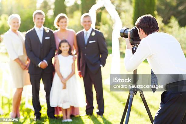 Uomo Fotografare Famiglia Al Matrimonio Allaperto - Fotografie stock e altre immagini di Fotografo - Fotografo, Matrimonio, Famiglia