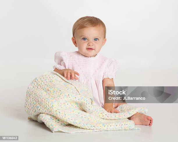 Blue Eyed Bambino Ragazza Con Ombrello - Fotografie stock e altre immagini di 0-11 Mesi - 0-11 Mesi, 6-11 Mesi, Bebé