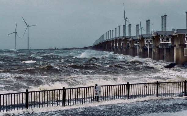 барьер от штормовых нагонов neeltje jans в шторм - high tide стоковые фото и изображения