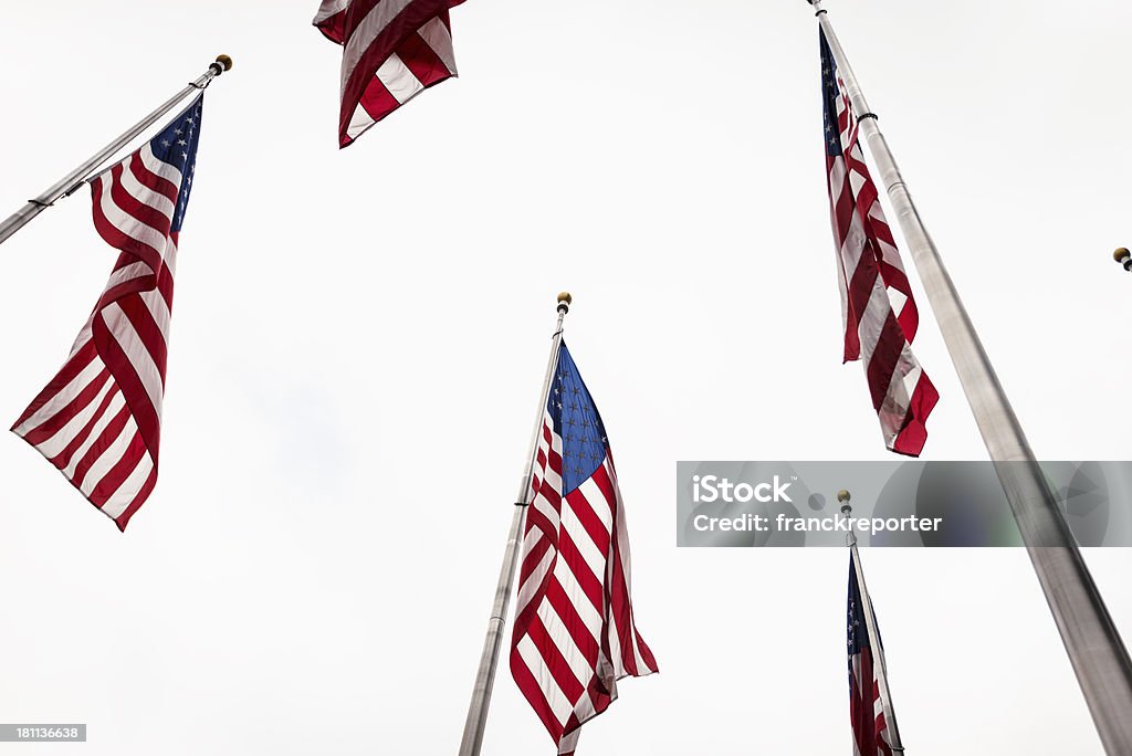 Flaga Stanów Zjednoczonych na pochmurne niebo - Zbiór zdjęć royalty-free (Amerykańska flaga)