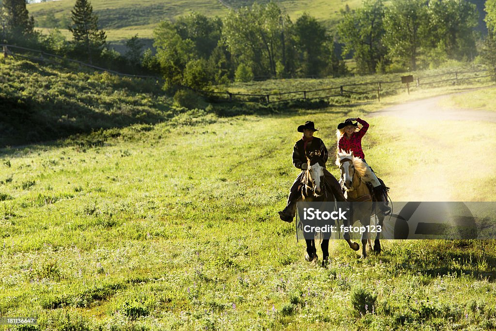 Ковбойз: Wranglers езда лошади на Пастбище. - Стоковые фото 20-29 лет роялти-фри