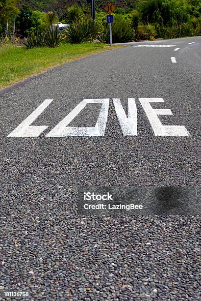 Liebe Wort Auf Der Straße Stockfoto und mehr Bilder von Neuseeland - Neuseeland, Straßenmarkierung, Straßenverkehr