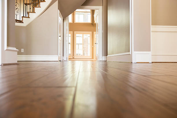 ingegneria e architettura: splendidi pavimenti in legno in casa. - vista dal basso foto e immagini stock