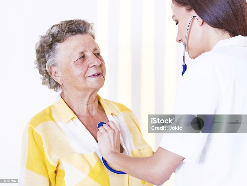 Jeune médecin avec le patient. - Photo de Adulte libre de droits