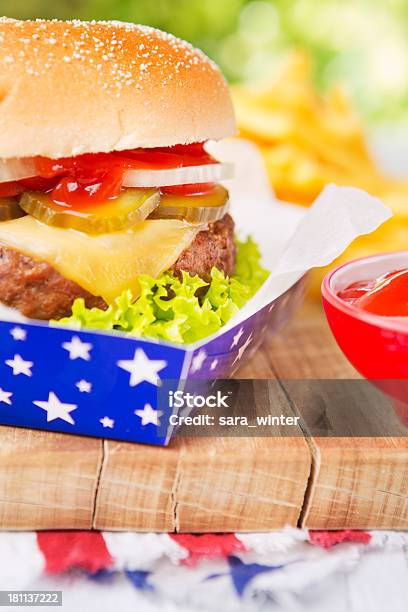 Hamburger Con Patatine Fritte Sul Tavolo Allaperto In Condizioni Di Luminosità Intensa - Fotografie stock e altre immagini di 4 Luglio