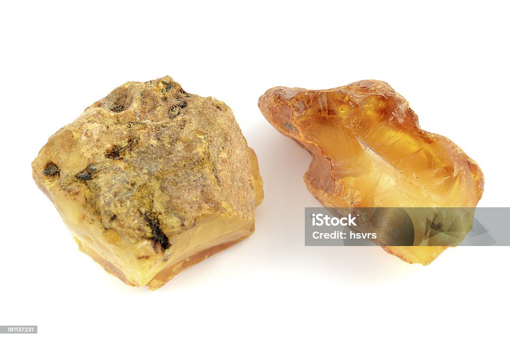 Deux premières pierres d'ambre sur fond blanc - Photo de Fossile libre de droits