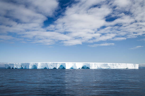 maestoso tabloid iceberg - rough antarctica wintry landscape south pole foto e immagini stock