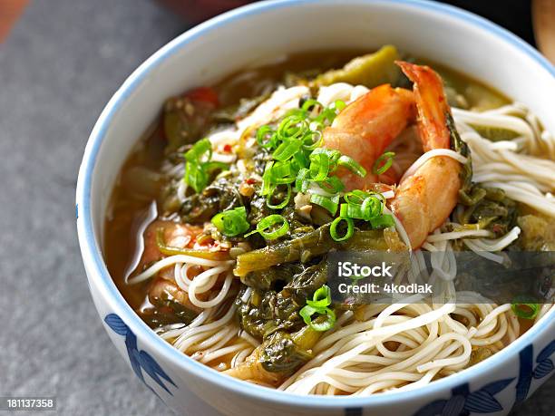 Fideos Asiáticos Foto de stock y más banco de imágenes de Sopa miso - Sopa miso, Alimento, Camarón - Marisco