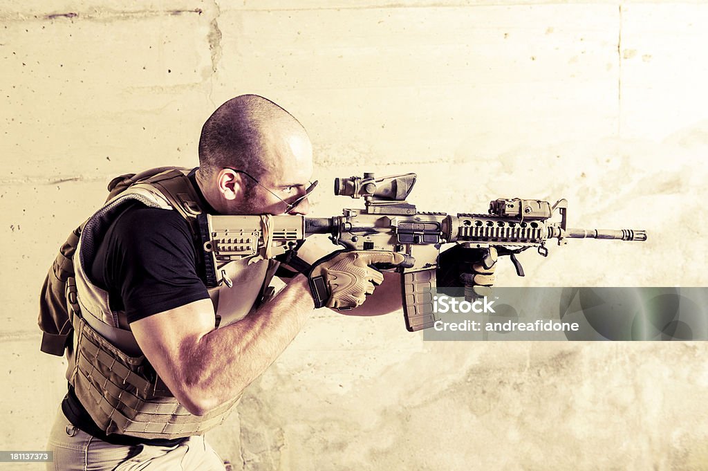 Jeune Caucasien moderne de soldat visant fusil d'assaut - Photo de Adulte libre de droits