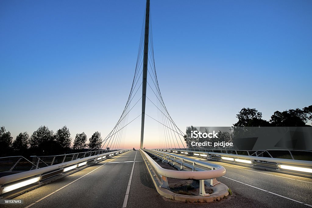 Puente iluminado en la puesta de sol - Foto de stock de Abstracto libre de derechos