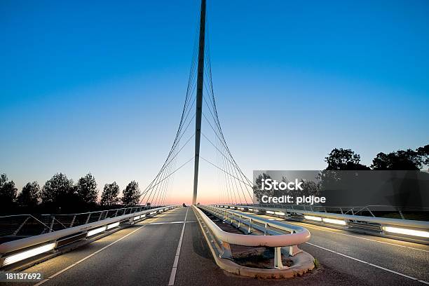 Foto de Bridge Iluminados Ao Pôr Do Sol e mais fotos de stock de Abstrato - Abstrato, Arquitetura, Barreira de Estrada