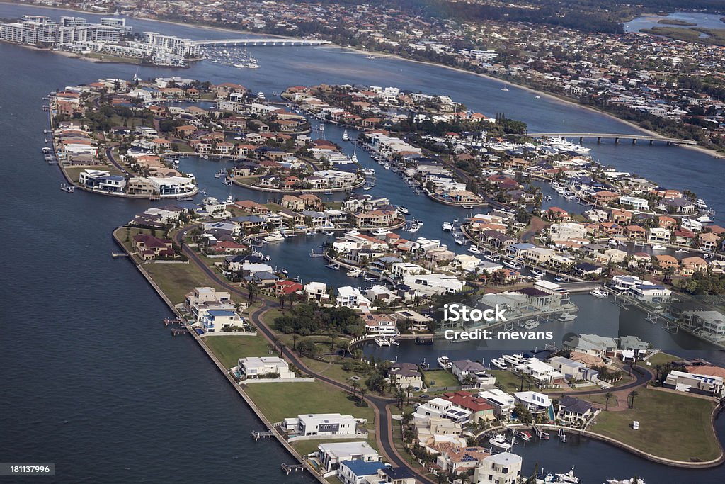 Vista aérea de uma propriedade de luxo de frente para o mar que abriga - Foto de stock de Acima royalty-free