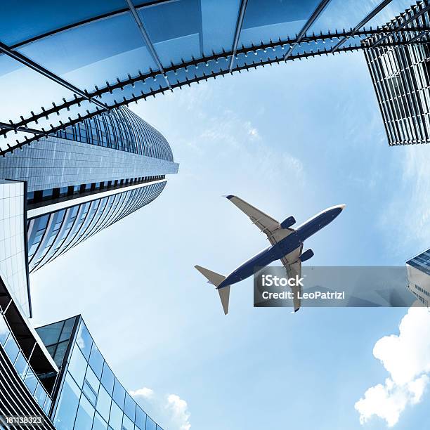 Avión Por Encima Del Distrito Financiero De La Ciudad Foto de stock y más banco de imágenes de Avión de pasajeros