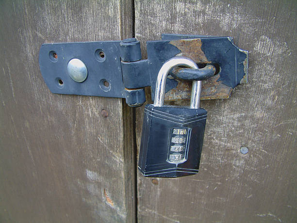 hasp, básico e cadeado - staple locking lock vehicle door imagens e fotografias de stock