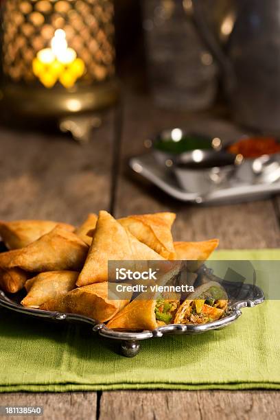 Photo libre de droit de Les Samosas Au Avec Chutney Au Restaurant banque d'images et plus d'images libres de droit de Samosa - Samosa, Aliment frit, Argent